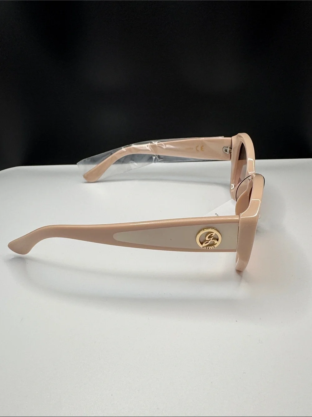 Stylish Blush Pink Cat-Eye Sunglasses - UV Protection